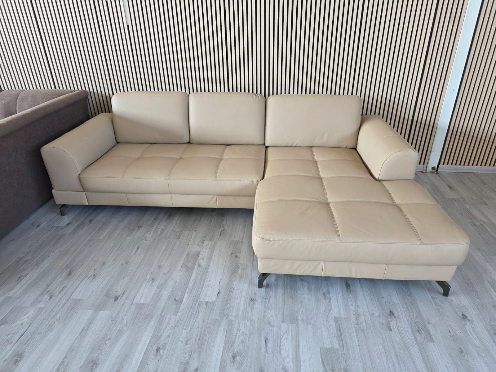 Divano angolare beige in pelle