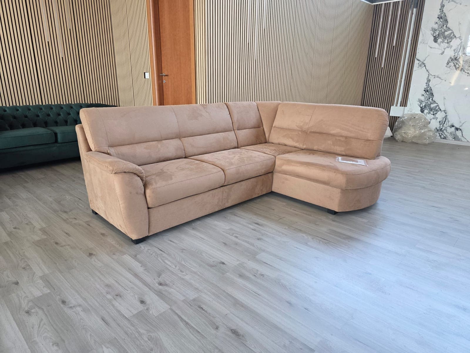 Divano angolare panna in microfibra