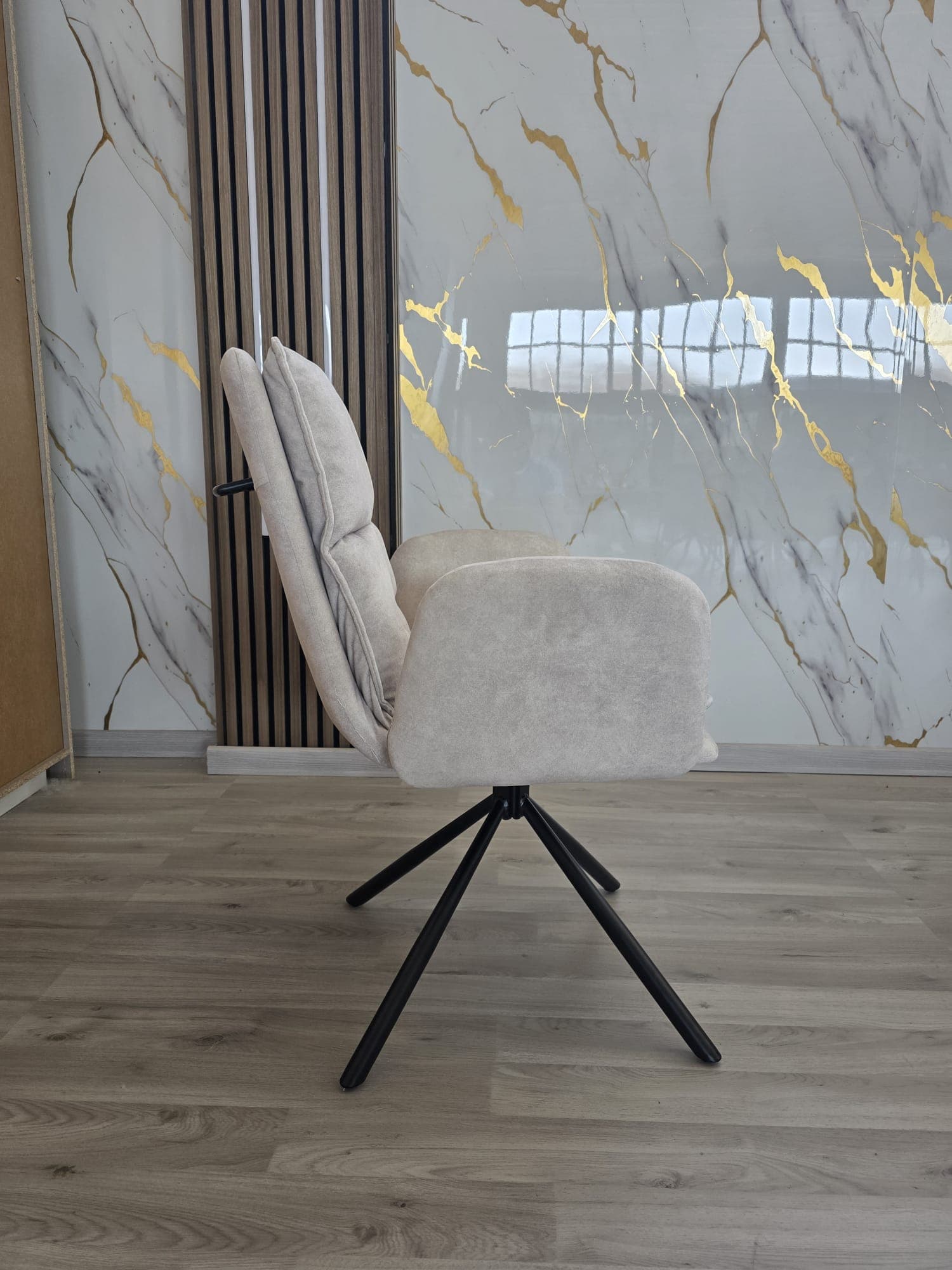 Poltroncina girevole HOBBS panna in tessuto